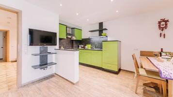 Comfort-Apartment, 1 King-Bett und Schlafsofa, Terrasse, zum Garten hin (Holunder) | Wohnbereich | Fernseher