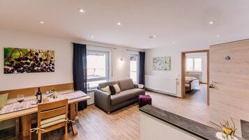 Comfort-Apartment, 1 King-Bett und Schlafsofa, Terrasse, zum Garten hin (Holunder) | Wohnbereich | Fernseher