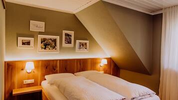 Standard-Doppelzimmer, eigenes Bad | Kostenloses WLAN, individuell eingerichtet, Bettwäsche