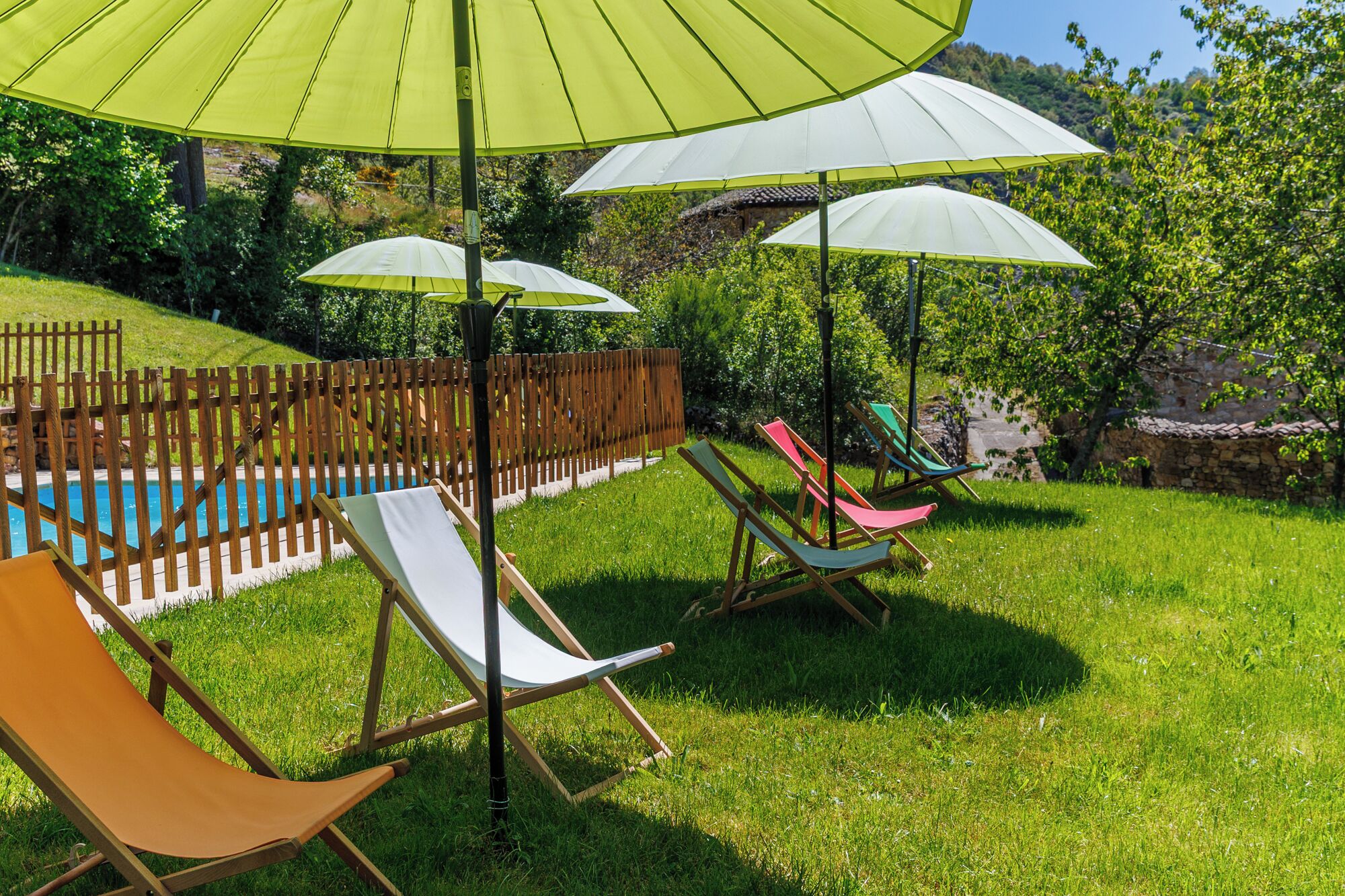 Een zwembadgedeelte met ligbedden en parasols.