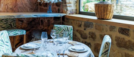 Petit déjeuner, déjeuner et dîner servis sur place