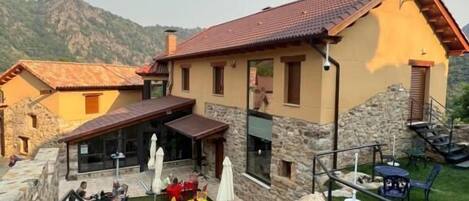 Vista frontal de la propiedad