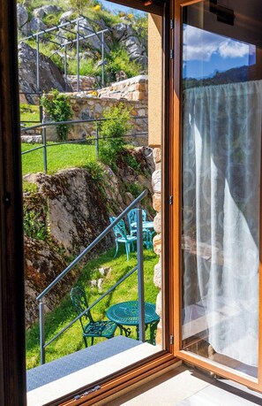 Deluxe Tek Büyük veya İki Ayrı Yataklı Oda, Balkon, Dağ Manzaralı | Kaliteli yatak takımı, kuştüyü yorgan