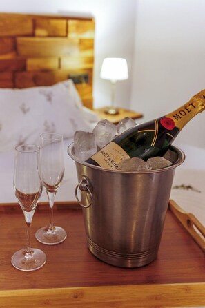 Eine Minibar mit einer Champagnerflasche und zwei Gläsern auf einem Tablett.