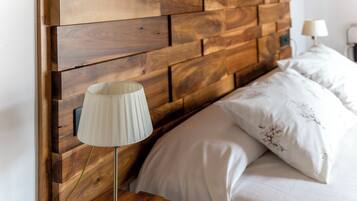 Deluxe kamer, 1 twee- of 2 eenpersoonsbedden, balkon, uitzicht op bergen | Luxe beddengoed, donzen dekbedden, bedden met traagschuimmatras