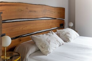 Dobbelt- eller tomannsrom – deluxe, balkong, fjellutsikt | Sengetøy av topp kvalitet, memory foam-senger og skrivebord