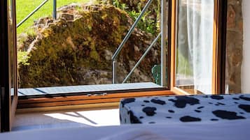 Deluxe kamer, 1 twee- of 2 eenpersoonsbedden, balkon, uitzicht op bergen | Luxe beddengoed, donzen dekbedden, bedden met traagschuimmatras