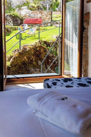Deluxe Double or Twin Room, Balcony, Mountain View | Premium bedding, down duvets, memory-foam beds, individually decorated - El Hotel & SPA de Verdiago (Cremenes)