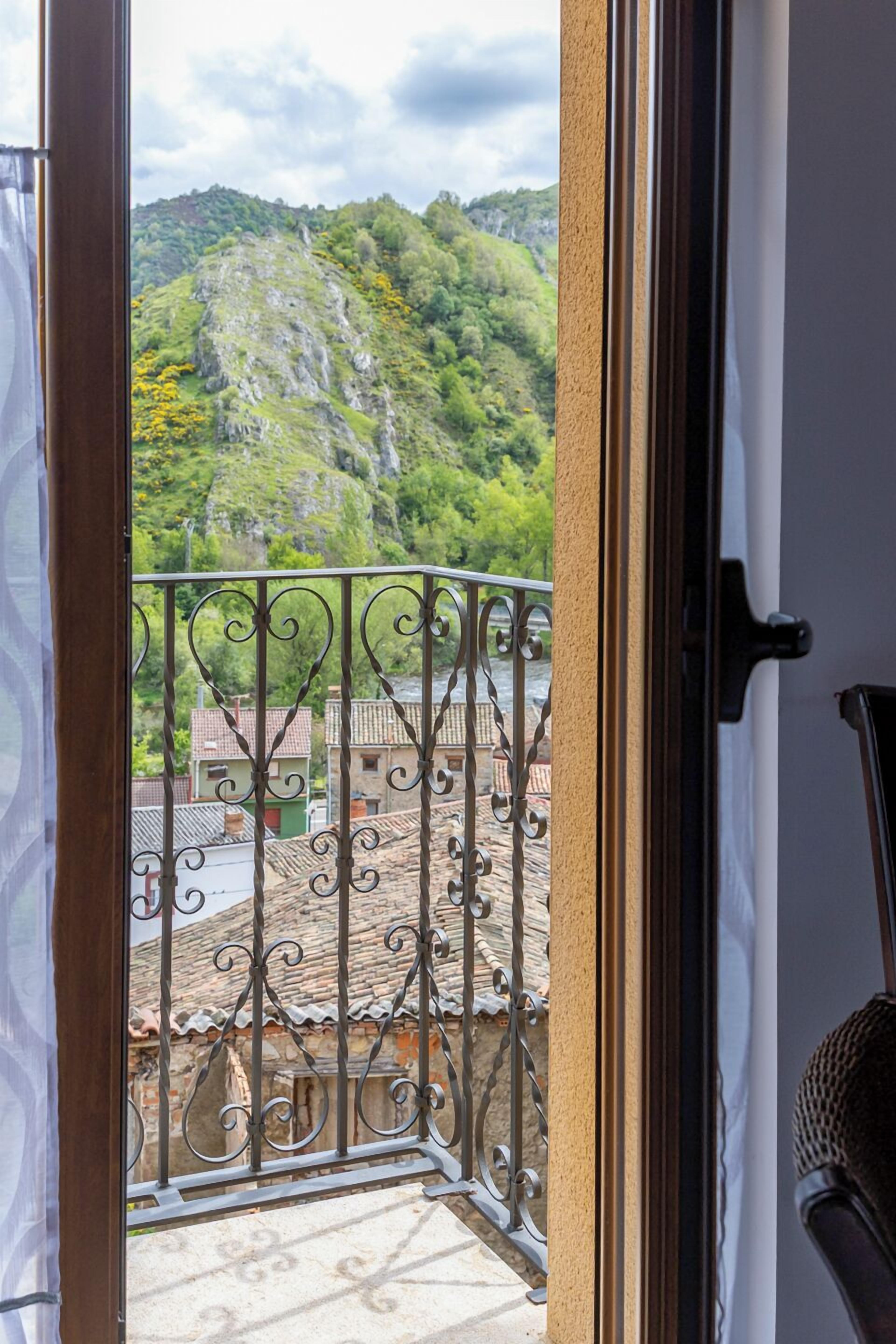 Deluxe Double or Twin Room, Patio, Mountain View