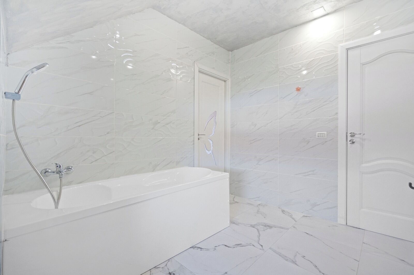 Haartrockner, Handtücher, Toilettenpapier