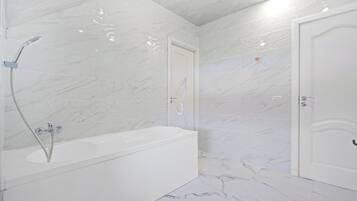 Haartrockner, Handtücher, Toilettenpapier