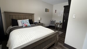 5 habitaciones, escritorio y tabla de planchar con plancha 