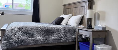 5 chambres, bureau, fer et planche à repasser, lit parapluie