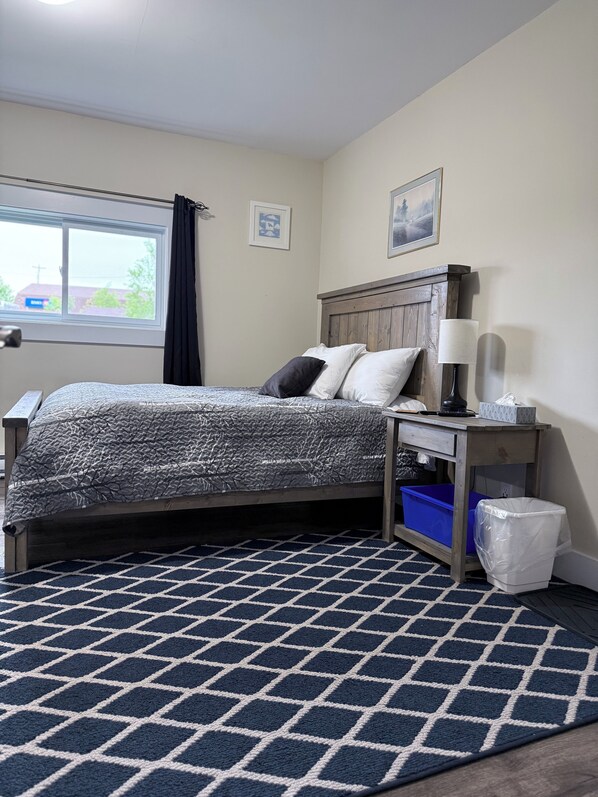 5 chambres, bureau, fer et planche à repasser, lit parapluie