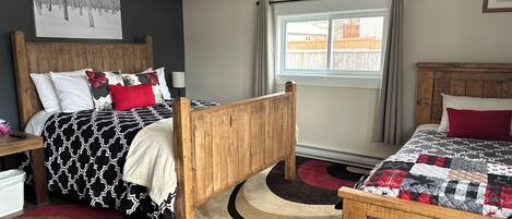 5 chambres, bureau, fer et planche à repasser, lit parapluie