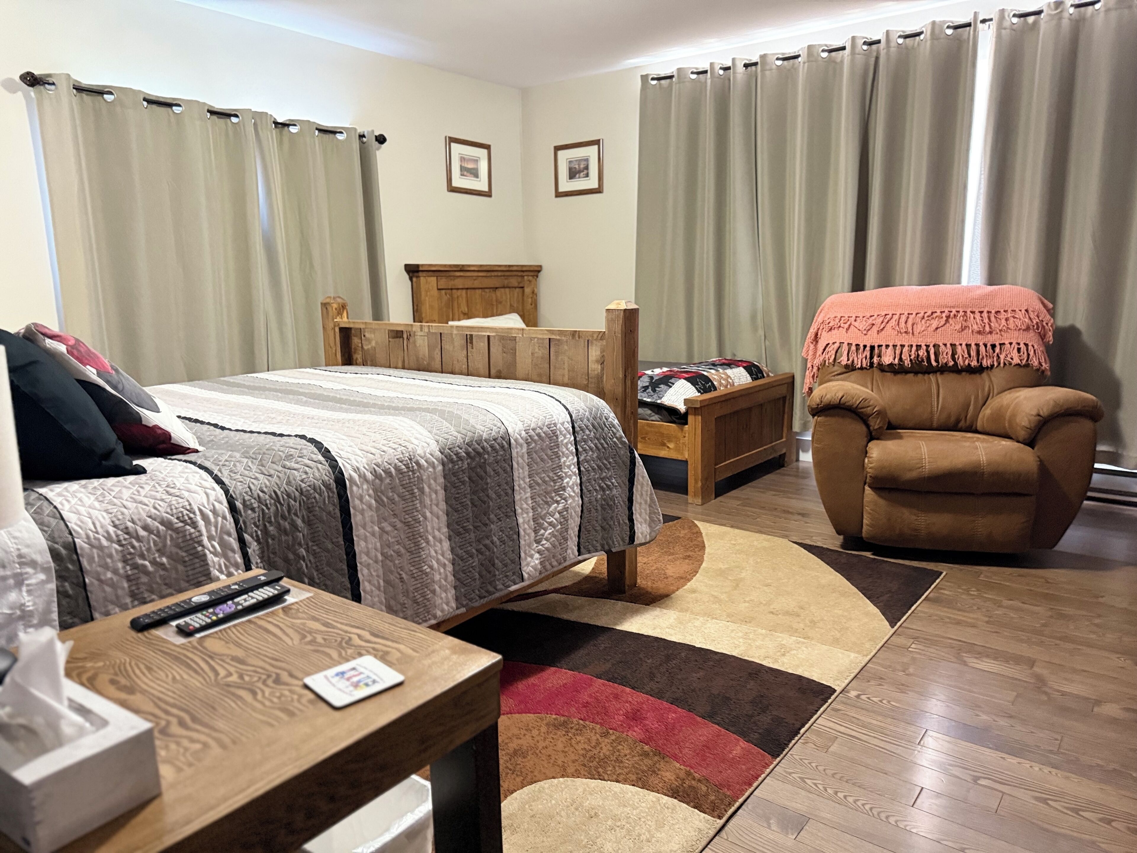 5 Schlafzimmer, Schreibtisch, Bügeleisen/Bügelbrett, Reisekinderbett