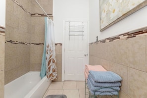 Hair dryer, towels, soap, shampoo - The Pearl: Spacious Victorian Apt w/ 2 bedrooms, Parking & Large Outdoor Space! (Jersey City)