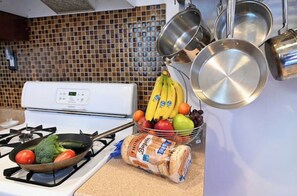 Private kitchen - Lovely Victorian Home. Spacious 2 bedroom w/ Parking. Bed & Breakfast Type Space (Jersey City)