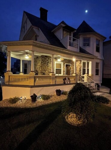 Lovely Victorian Home. Spacious 2 bedroom w/ Parking. Bed & Breakfast Type Space