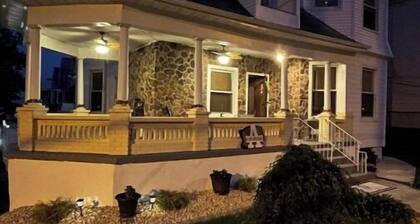 Lovely Victorian Home. Spacious 2 bedroom w/ Parking. Bed & Breakfast Type Space