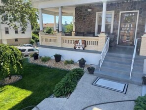 Property grounds - Lovely Victorian Home. Spacious 2 bedroom w/ Parking. Bed & Breakfast Type Space (Jersey City)