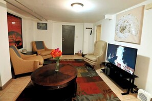 Interior - The Cove: Spacious 3-bdrm Apt w/ Access to Large Deck/Gazebo Entertainment Area! (Jersey City)