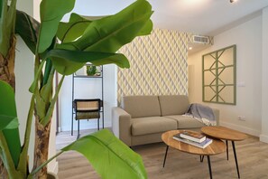 Appartamento Grand | Area soggiorno | Smart TV 40 pollici con canali digitali, Netflix, servizi in streaming