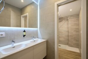 Business Apartment | Bathroom | Shower, hair dryer, towels, soap - Casa Pizarro, by Homing U (Seville)