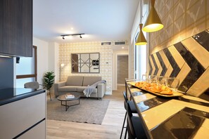 Basic Apartment | Living area | 40-inch Smart TV with digital channels, Netflix, streaming services - Casa Pizarro, by Homing U (Seville)