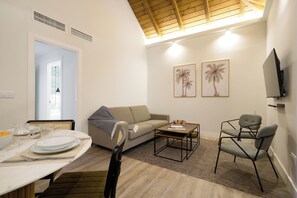 Exclusive Apartment | Living area | 40-inch Smart TV with digital channels, Netflix, streaming services - Casa Pizarro, by Homing U (Seville)