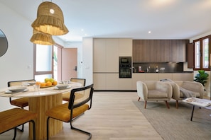 Apartamento tradicional | Área de estar | Smart TV 40 polegadas com canais digitais, Netflix