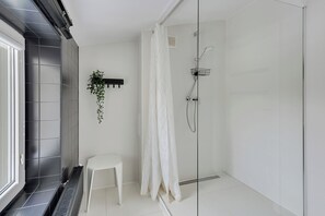 Classic Apartment, City View | Bathroom