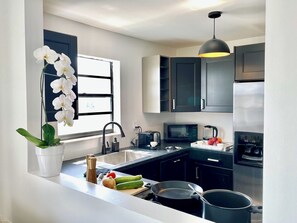 Fridge, microwave, oven, stovetop - Free Beach Club Membership + Private Parking (Miami Beach)