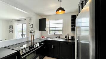 Réfrigérateur, micro-ondes, four, plaque de cuisson