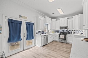 Microwave, oven, stovetop, dishwasher - HUGE DECK-1 Block to Sand, Sleeps 9, Lots of Parking & Early Access (Galveston)
