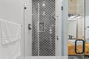 Dusche, Haartrockner, Handtücher, Seife