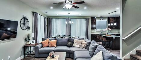 Casa familiar, vista a la montaña | Área de sala de estar | Televisión de pantalla plana