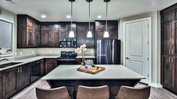 Maison Familiale, vue montagne | Cuisine privée | Grand réfrigérateur, micro-ondes, four, plaque de cuisson