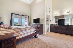 3 habitaciones, tabla de planchar con plancha, wifi y ropa de cama 