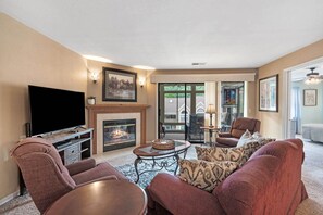 TV, fireplace, offices - Wimbledon Beauty | Cozy and Charming (Branson)