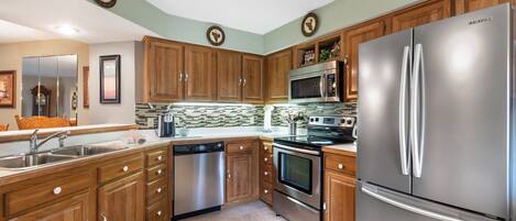 ثلاجة، ميكروويف، فرن، موقد طهي مسطح