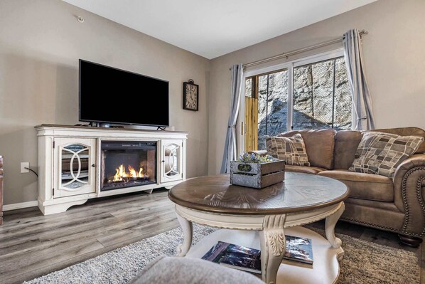 テレビ、DVD プレーヤー、書斎 / ワークスペース