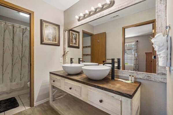 Een douche, een haardroger, handdoeken