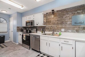 Fridge, microwave, oven, stovetop - Gathering Place at the Foothills Near Parks! (Branson)