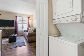 Interior - Fall Creek Abby in the Ozarks | Year-round fishing (Branson)