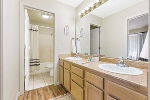 Douche, sèche-cheveux, serviettes fournies