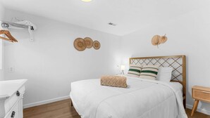 Ein Schlafzimmer mit einem Bett, einem Nachttisch und einer Kommode.