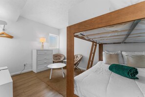 5 slaapkamers, een strijkplank/strijkijzer, reisbedje, wifi