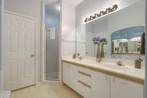 Een douche, een haardroger, handdoeken, shampoo
