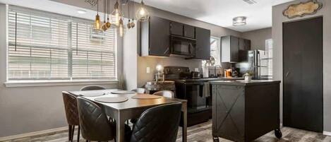 Refrigerador, microondas, horno, placa de cocina